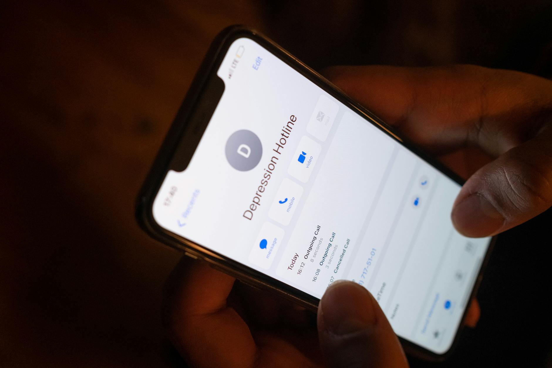 Eine Person, die in einer ruhigen Umgebung sitzt und nachdenklich aussieht, symbolisiert psychische Gesundheit und Wohlbefinden in Deutschland.