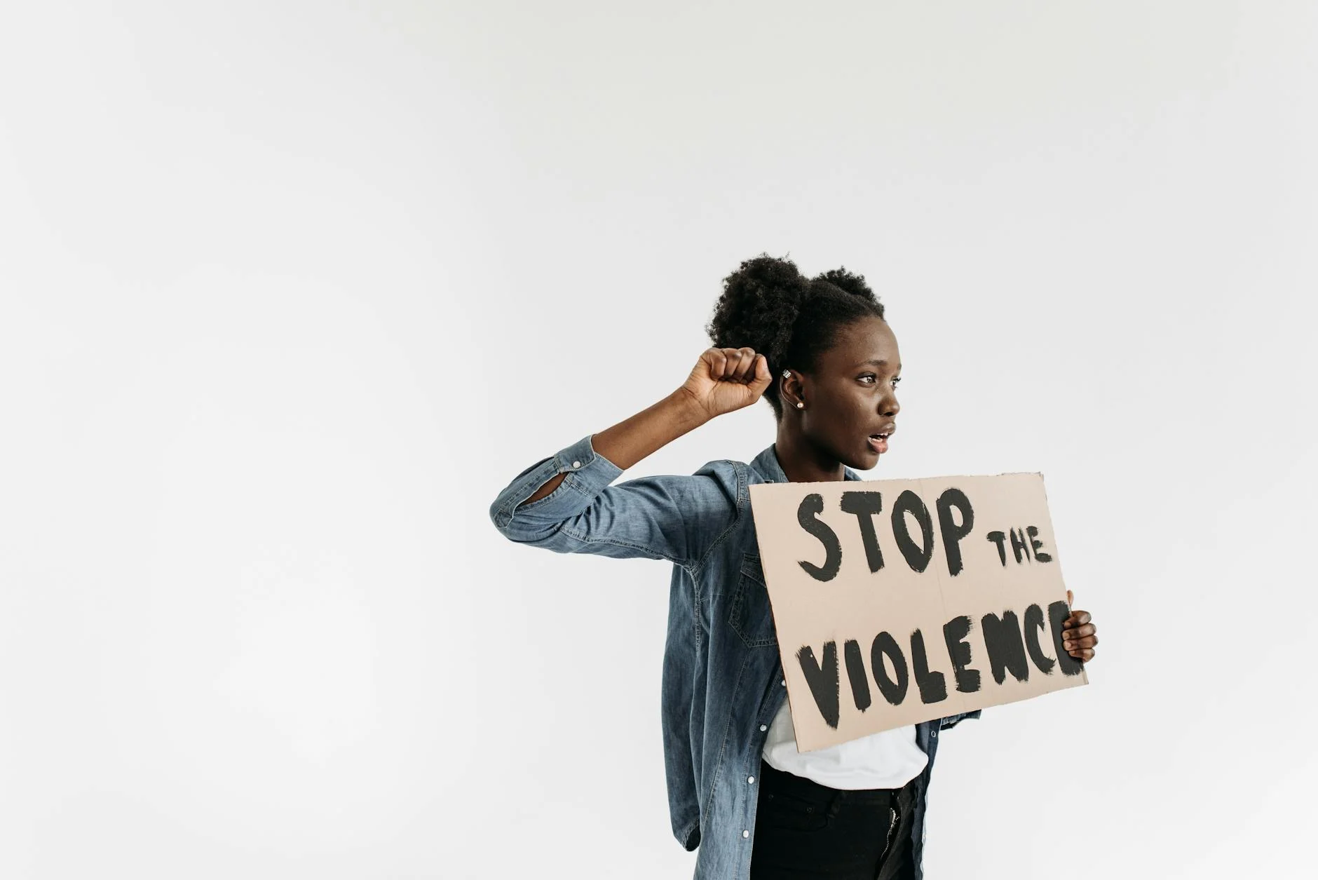 Eine Person, die auf einem Laptop sitzt und gestresst aussieht, symbolisiert die psychischen Auswirkungen digitaler Gewalt.