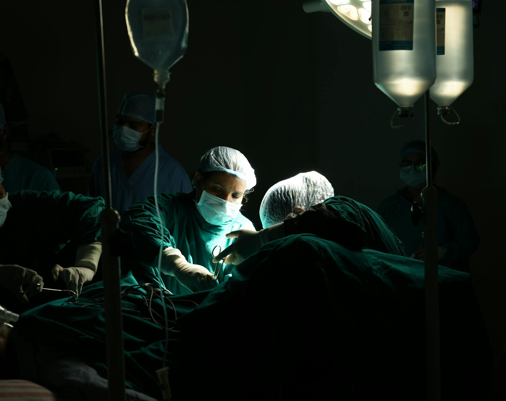 Ein modernes deutsches Krankenhaus mit Ärzten und Patienten im Wartebereich, symbolisierend die Veränderungen durch die Krankenhausreform 2024.