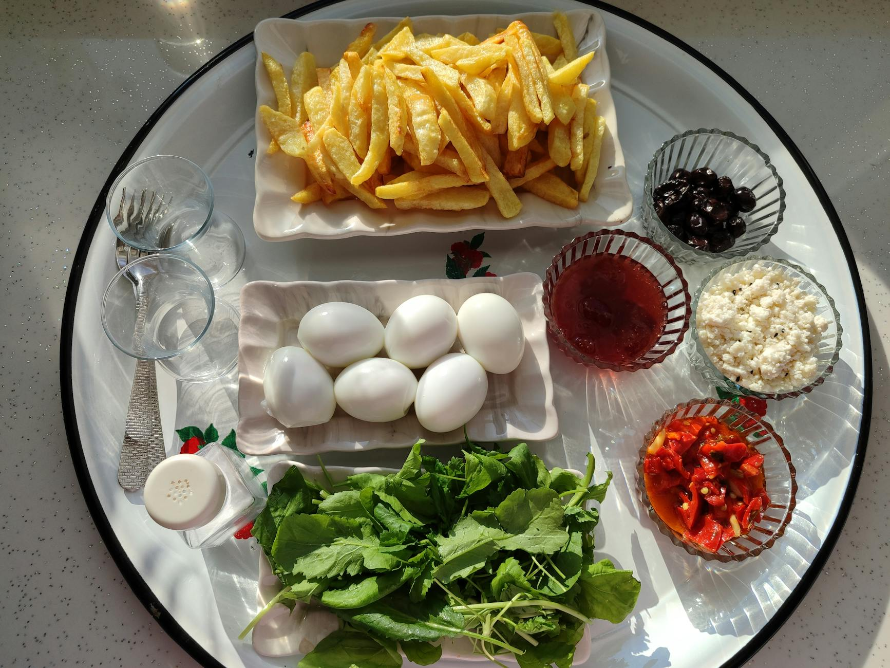 Ein appetitliches Frühstück mit einer Schüssel Hafermüsli mit Beeren und Nüssen, einer Smoothie-Bowl, Protein-Pancakes und Vollkornbrot mit Aufstrich auf einem Holztisch bei natürlichem Licht.