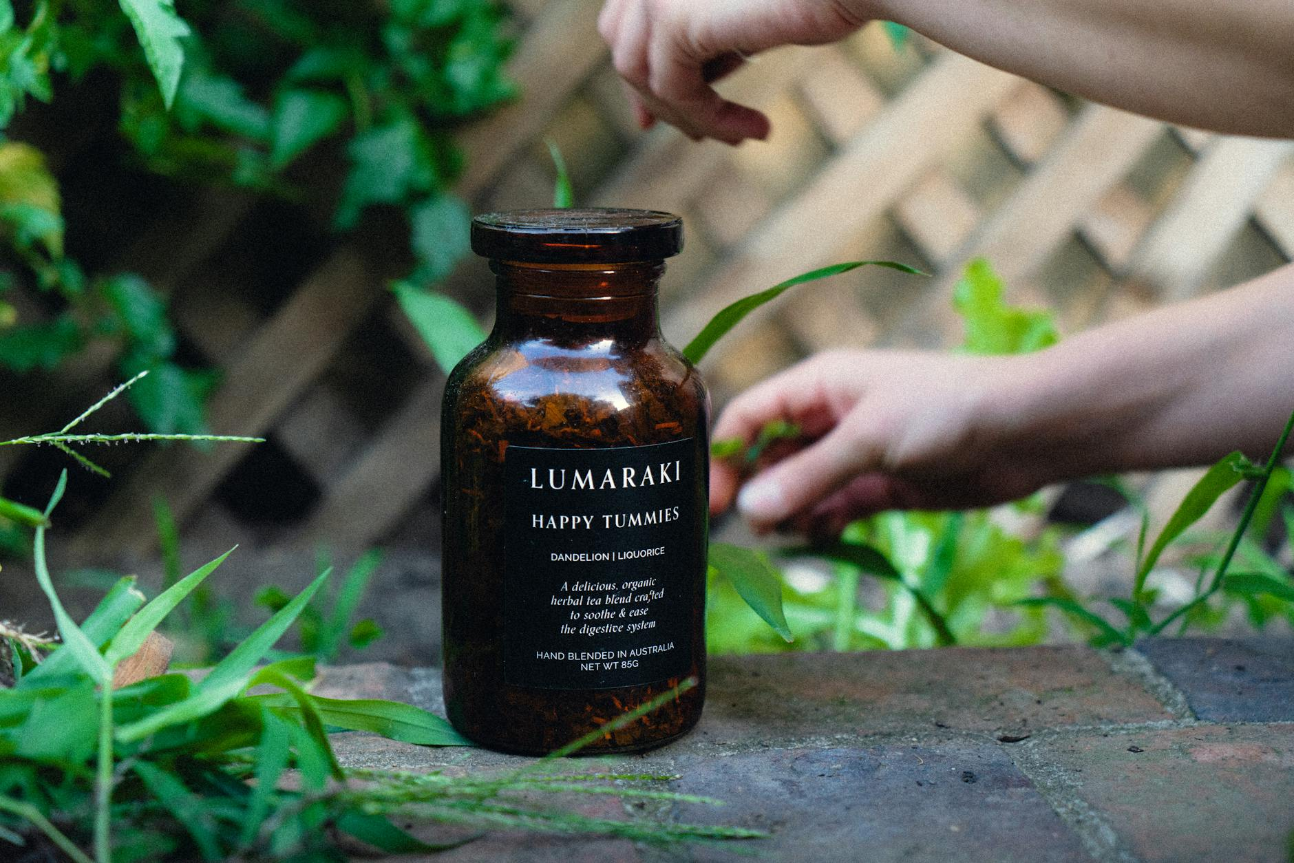 Eine Frau hält ihren Bauch mit leichtem Unbehagen, während im Hintergrund eine stilisierte Darstellung des Verdauungssystems zu sehen ist, um das Thema Blähungen und Darmgesundheit zu illustrieren.