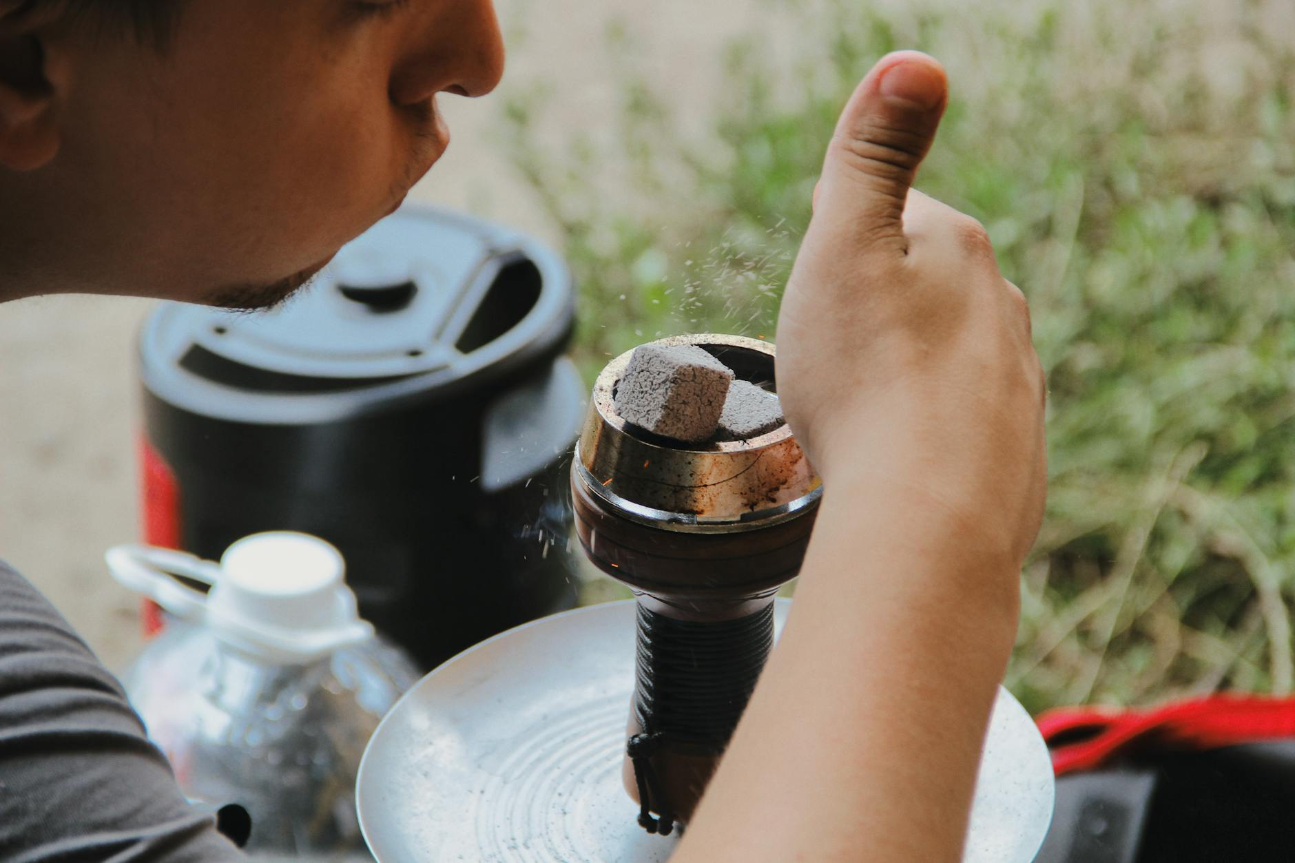 Eine Gruppe junger Erwachsener sitzt in einer gemütlichen Shisha-Lounge in der Schweiz, während Rauch aus der Wasserpfeife aufsteigt – ein Bild, das die Anziehungskraft, aber auch die versteckten Risiken des Shisha-Rauchens symbolisiert.