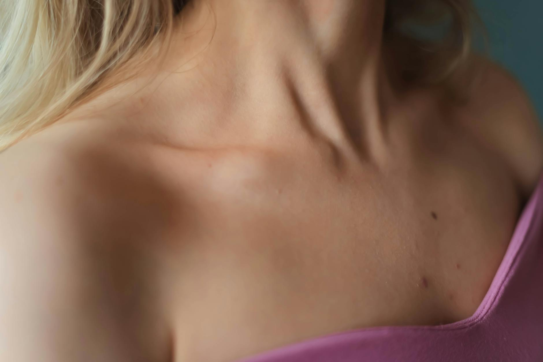 Eine Person mit geschwollenen Lymphknoten am Hals wird von einem Arzt untersucht, um die Ursache zu klären.