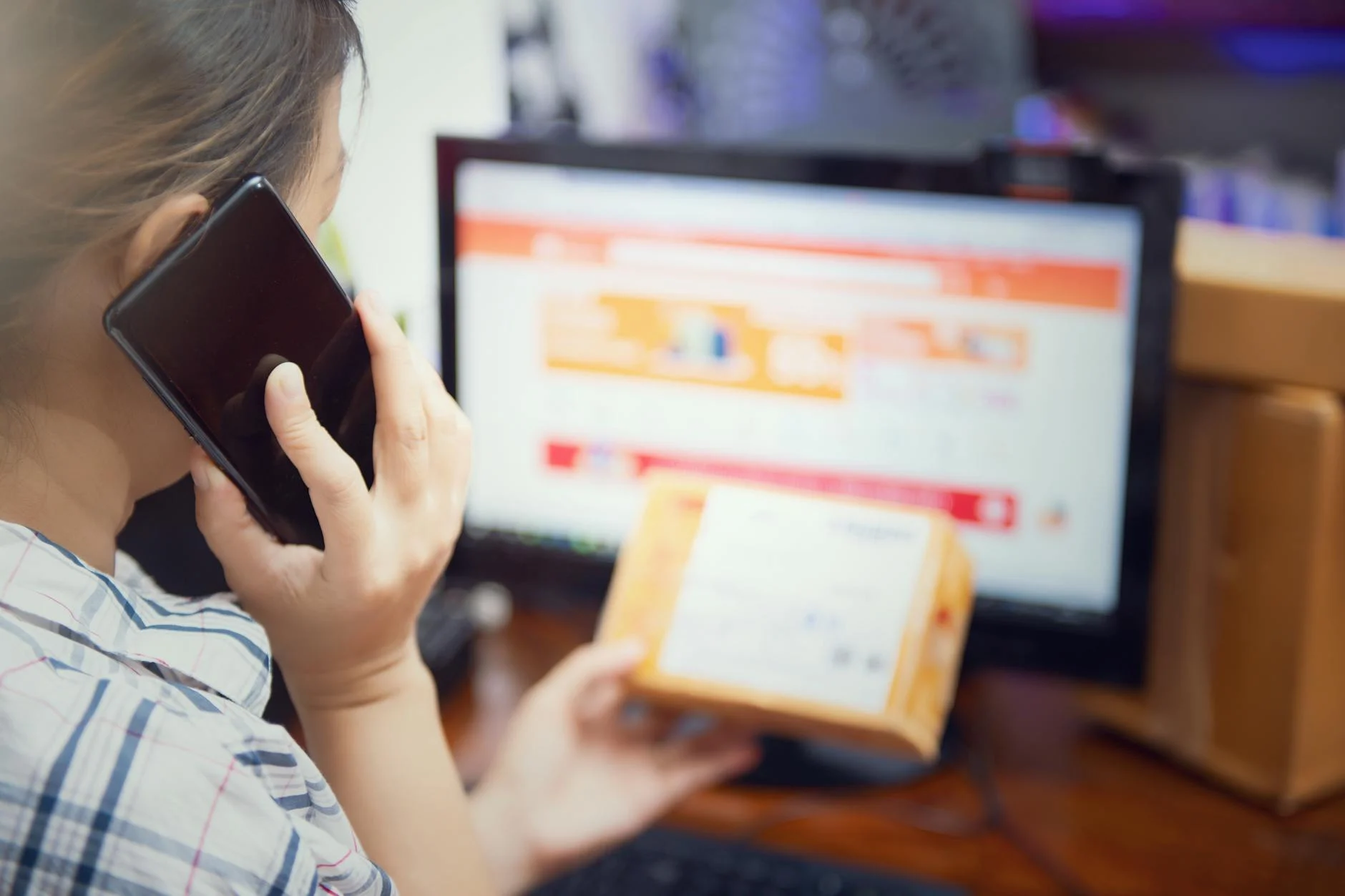 Eine Person, die auf einem Laptop sitzt und gestresst aussieht, symbolisiert die psychischen Auswirkungen digitaler Gewalt.