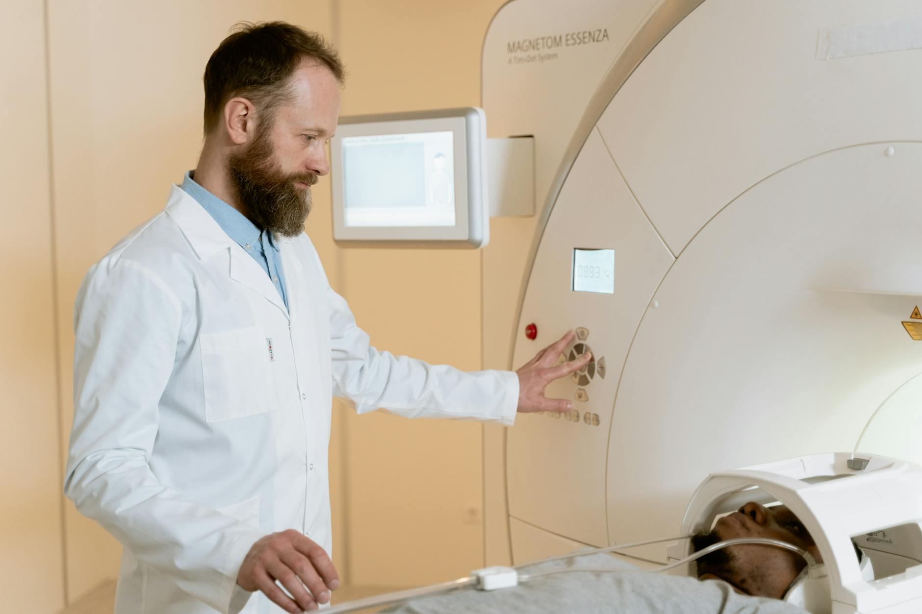 Eine medizinische Fachkraft erklärt einem Patienten in einer Schweizer Klinik ein CT-Gerät zur Lungenkrebs-Früherkennung, umrahmt von neutralen, beruhigenden Farben.