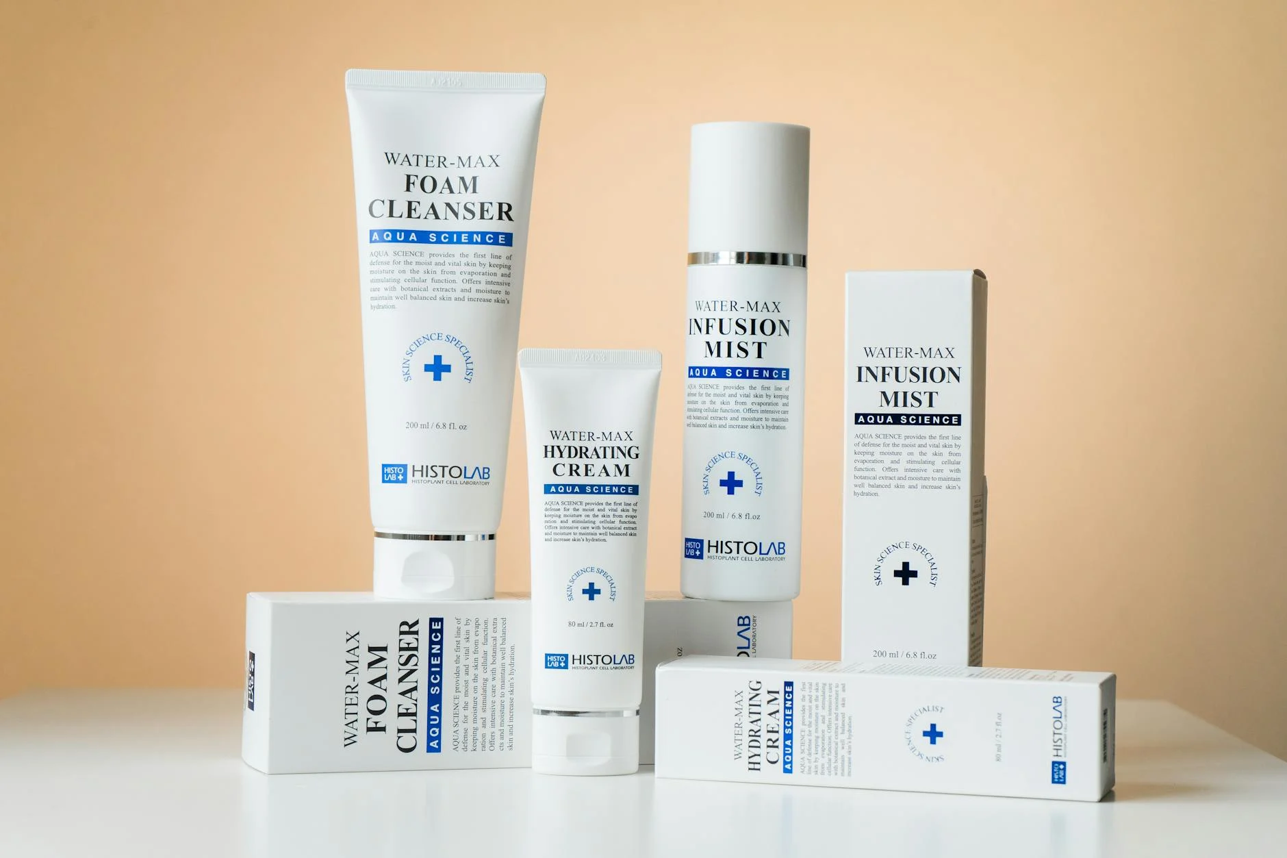 Eine Frau mit natürlicher Haut genießt das Morgenlicht am Fenster, umgeben von frischem Obst und Gemüse, die für eine gesunde Hautpflege stehen.