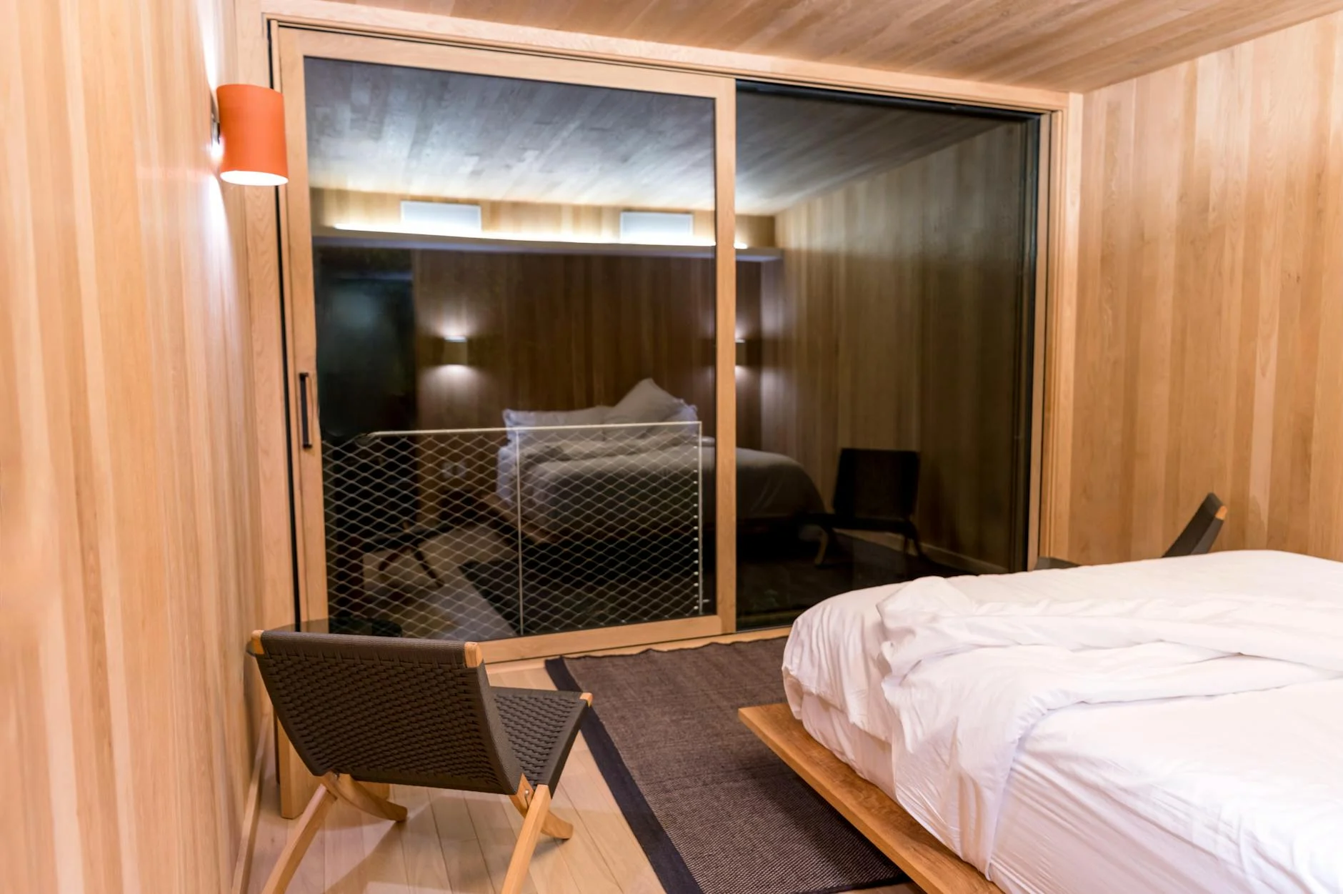 Eine sanfte, abstrakte Nahaufnahme einer Hand, die auf einer weichen Bettdecke ruht, mit warmem natürlichem Licht, das Intimität und Selbstfürsorge symbolisiert.