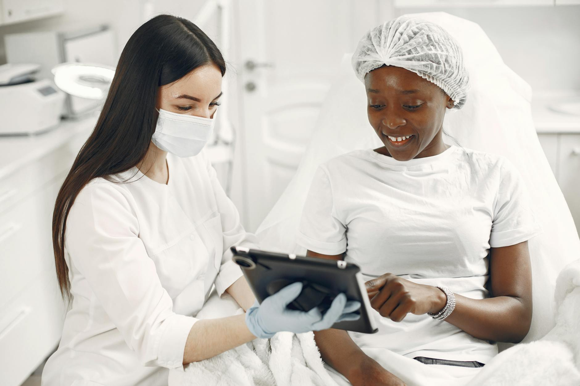 Nahaufnahme einer Frau mit sichtbaren dunklen Augenringen und leichten Tränensäcken, daneben liegen Gurkenscheiben und eine Wasserflasche als natürliche Hilfsmittel.