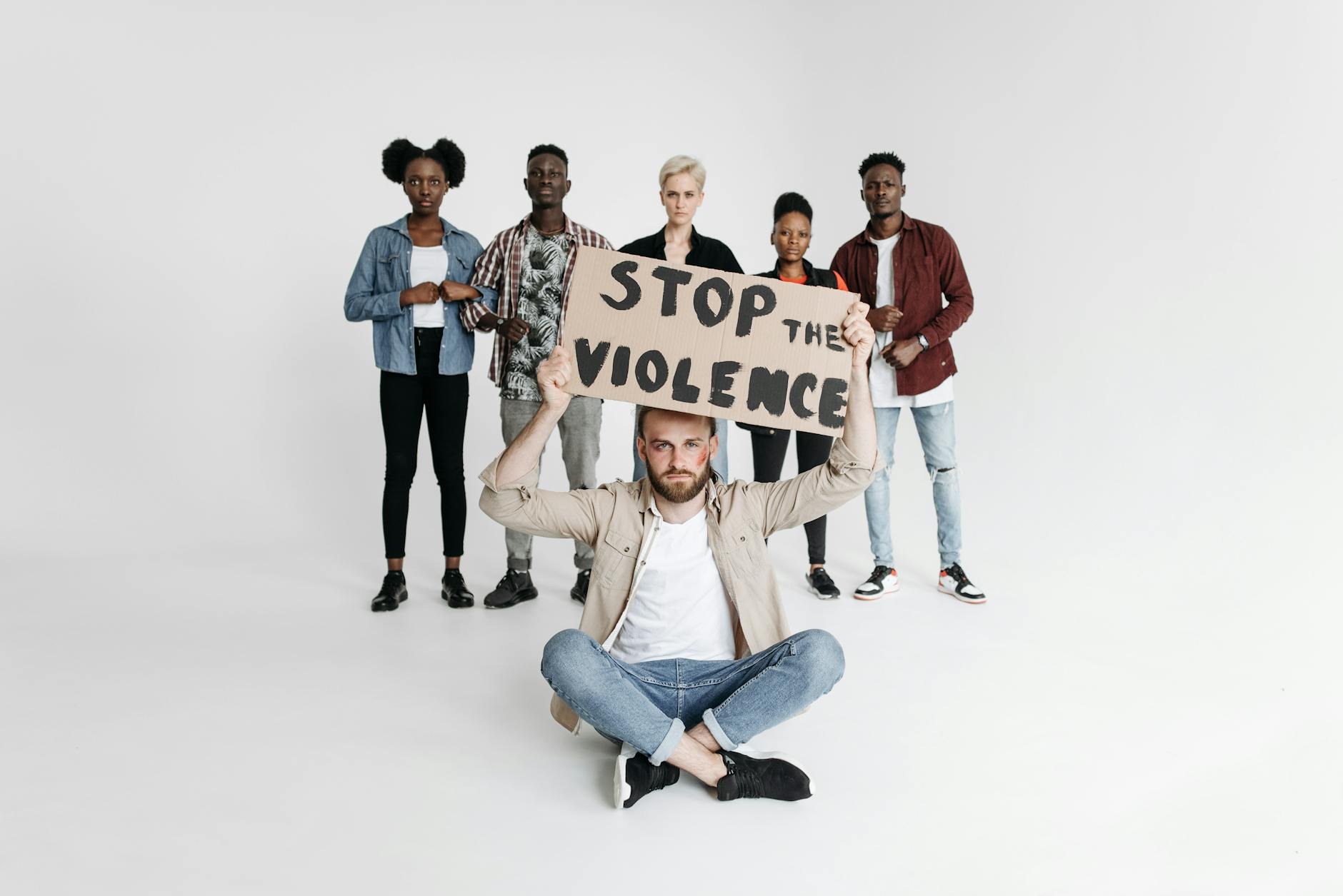 Eine Person, die auf einem Laptop sitzt und gestresst aussieht, symbolisiert die psychischen Auswirkungen digitaler Gewalt.