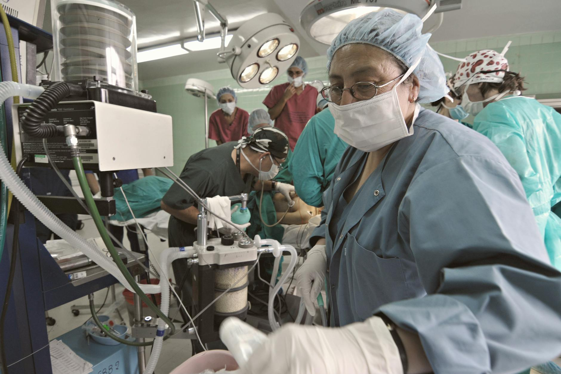 Eine Gruppe von Menschen in einem Büro diskutiert über Gesundheitsversorgung, symbolisch für die Debatte um Krankenkassenbeiträge und Arbeitgeberforderungen.