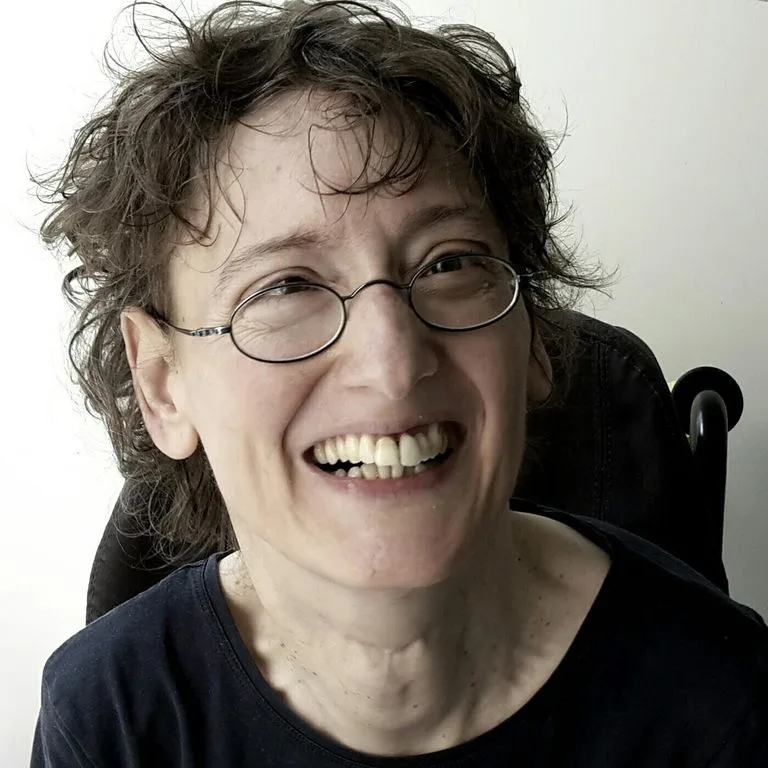 Heilpraktikerin Liane Lochner in ihrer Praxis bei einer homöopathischen Behandlung zur Unterstützung der inneren Balance und Genesung
